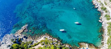 Yunanistan 'ın Rodos adasındaki Ladiko plajı ve Anthony Quinn Körfezi hava panoramik manzarası. Drone fotoğrafçılığı.