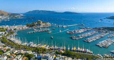 Bodrum 'un Türk Rivierası' ndaki hava manzarası. Aziz Peter Kalesi, Bodrum Kalesi ve marina manzarası