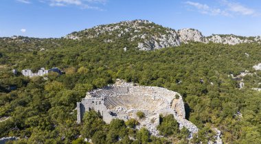 Termessos antik kenti, amfitiyatro. Termessos, Türkiye 'nin en seçkin arkeoloji sahalarından biri.. 