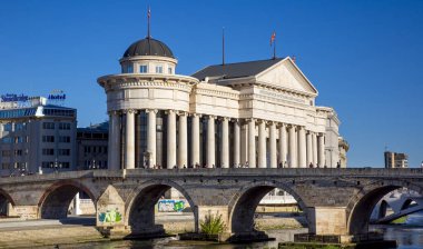 Üsküp - Makedonya, 29 Ekim 2023, Üsküp 'te gün batımında Arkeoloji Müzesi' nin arkasındaki Stone Bridge