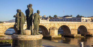 Üsküp - Makedonya, 29 Ekim 2023, Üsküp Taş Köprüsü, Üsküp 'teki Vardar Nehri üzerindeki köprü