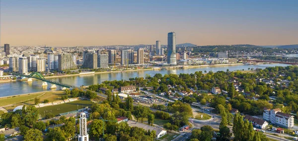 Belgrad Rıhtımı, Sava Nehri, Belgrad Dolunaylı Kulesi 'nin panoramik gece görüntüsü