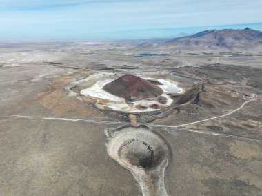 Türkiye Konya krater gölü, Meke Gölü, ne yazık ki göl artık yok çünkü göl 20 Kasım 2022 'de kurudu. Drone fotoğrafı.