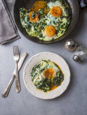 Yumurtalı Türk yemeği ıspanağı. Türkçe adı: ispanakli yumurta