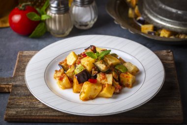 Türk usulü karışık sebze kızartması (Karisik Kizartma)