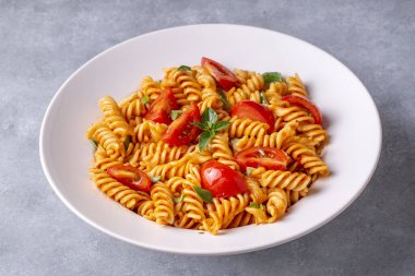 Fusilli makarna, domates soslu spiral ya da spiralli makarna - İtalyan yemek tarzı (Türkçe adı; domatesli, domates soslu burgu makarna)