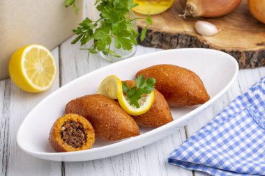 Kibbeh, Orta Doğu mutfağında (Türkçe: icli kofte) popüler bir yemektir.)