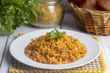 Tabakta domates sosu bulunan geleneksel Türk bulgur pilavı (Türkçe adı; meyhane pilavi))