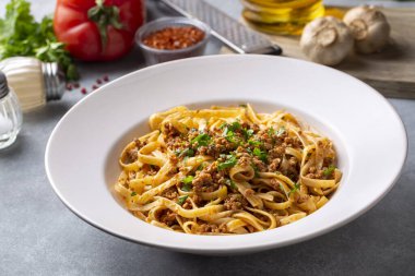 Domates soslu kıymalı spagetti, erişteli makarna. Türk eriştesi makarna.