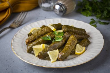 Geleneksel lezzetli Türk yemekleri; Dolma yaprak (Yaprak sarmasi)