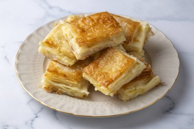 Lezzetli Türk tepsisi pastası, peynirli su boregi. Adana borek.