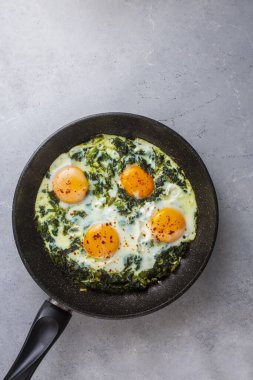 Yumurtalı Türk yemeği ıspanağı. Türkçe adı: ispanakli yumurta