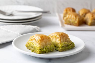 Geleneksel lezzetli Türk tatlısı; şam fıstıklı baklava (Türkçe adı; kuru baklava)