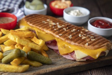 Lezzetli görünen sıcak sandviç - tost. Karışık tost, çedar peyniri ve salamlı sandviç..