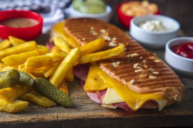 Lezzetli görünen sıcak sandviç - tost. Karışık tost, çedar peyniri ve salamlı sandviç..