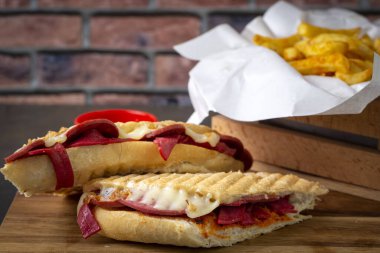 Lezzetli görünen sıcak sandviç - tost. Karışık tost, çedar peyniri ve salamlı sandviç..