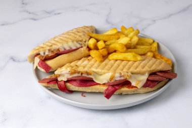 Lezzetli görünen sıcak sandviç - tost. Karışık tost, çedar peyniri ve salamlı sandviç..