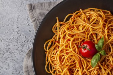 Lezzetli iştah açıcı klasik İtalyan spagettisi domates soslu makarna, peynirli parmesan peynirli fesleğen ve beyaz mermer masada makarna pişirmek için malzemeler..