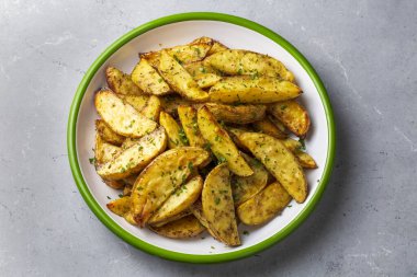 Fırında patates çok lezzetli görünüyor..