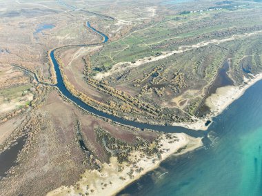 Pamucak Plajı 7 km uzunluğunda ve 80 m genişliğinde çok büyük bir plaja sahiptir..