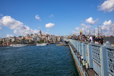 İstanbul - Türkiye, 18 Haziran 2022, Balıkçı, Galata Köprüsü Halkı ve arkadaki Galata Kulesi