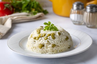 Geleneksel lezzetli Türk yemekleri; bezelye pilavı (Türkçe: Bezelyeli pilav))