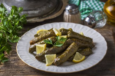 Geleneksel lezzetli Türk yemekleri; Dolma yaprak (Yaprak sarmasi)