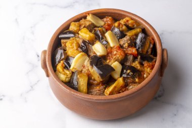 Geleneksel Türk mutfağı; Etli Patlıcan Tabağı. Türkçe adı; patlican guvec veya patlican tava