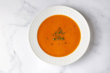 Lezzetli görünen domates çorbası. Türkçe adı: Domates corbasi