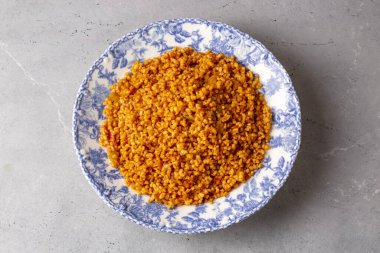 Tabakta domates sosu bulunan geleneksel Türk bulgur pilavı (Türkçe adı; meyhane pilavi))