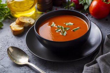 Lezzetli görünen domates çorbası. Türkçe adı: Domates corbasi