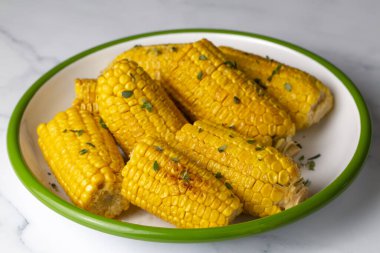 Tatlı haşlanmış mısır, yemek konsepti fotoğrafı.