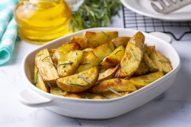 Fırında patates çok lezzetli görünüyor..