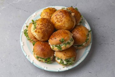 Dereotlu, maydanozlu, krem peynirli ve çedar peynirli Türk pastası. Türkçe adı: Sakall Pogaca 