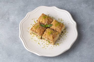 Geleneksel Türkçe yeni tatlı şam fıstıklı soğuk sütlü baklava (Türkçe adı; soguk baklava)