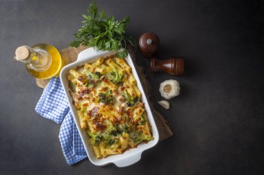 Brokoli ve tavuklu makarna. Brokoli, peynir ve fırında makarna sosu..