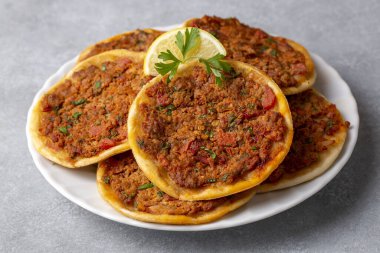 Türk yemeği Findik Lahmacun - Mini Pizza