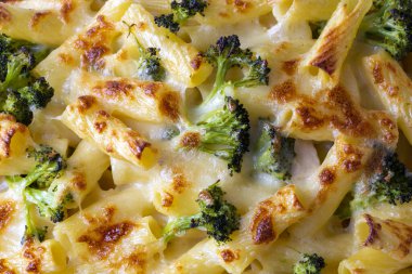Brokoli ve tavuklu makarna. Brokoli, peynir ve fırında makarna sosu..