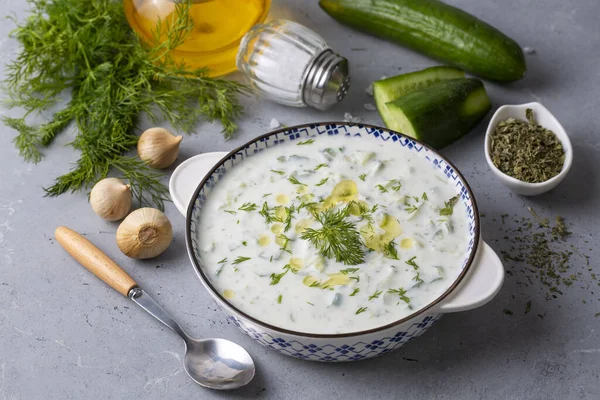 Geleneksel lezzetli aperatif; tzatziki (Türkçe adı; kakik)
