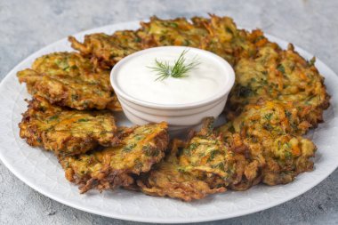 Mucver, geleneksel Türk yemekleri. (Türk mutfağı) Kabaklı ev yemeği.