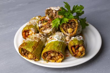 Sihil Mahsi; Antakya 'da yapılan özel bir tencere - Türkiye Bölgesel Mutfağı' ndan Hatay mutfağı. Kabak dolması gibi bir şey..