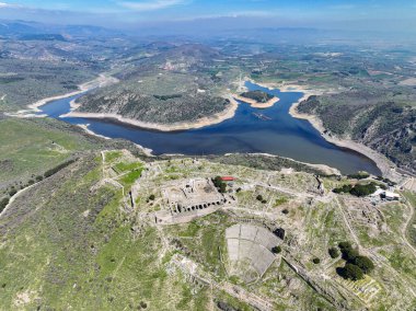 Antik Pergamon Akropolis şehrinin insansız hava aracı saldırısı. İzmir - Türkiye