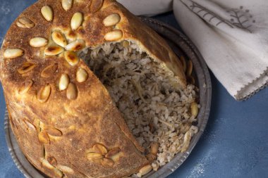 Türk Perde Pilavi. Tavuk, badem ve kuru üzümlü kumaş pilavı. Siirt bölgesinden yerel aromalı pirinç (Türkçe adı; Siirt perde pilavi)