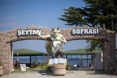 Cunda Adası, Ayvalik, Türkiye. 26 Mart 2023 Şeytan Heykeli ile Şeytanın Masa Girişi olarak bilinen Seytan Sofrasi.