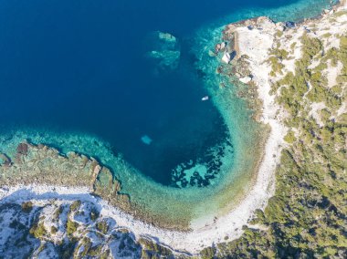 İzmir 'in Foca ilçesindeki kayalık yelkenli sahasında insansız hava aracı fotoğrafı. Yelkenkaya - Foca