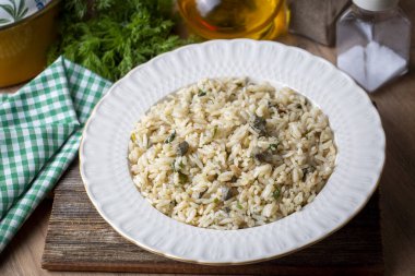 Geleneksel lezzetli Türk yemekleri; çam fıstığı ve frenk üzümlü pirinç pilavı (Türkçe adı; ic pilav veya pilav)