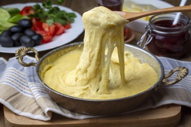 Mihlama (kuymak), Türkiye 'nin Karadeniz bölgesinde bulunan ünlü bir geleneksel yemektir. Mısır ve peynirle hazırlandı ve sıcak servis edildi..