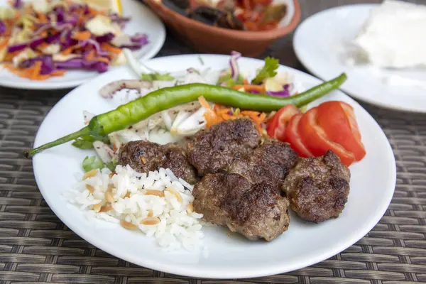 Lezzetli Türk mutfağı, Pergamon köftesi, kuru köfte. Türkçe adı: Bergama kofte veya kuru kofte