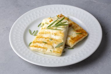 Izgara halloumi peyniri. Kızarmış halloumi peyniri..