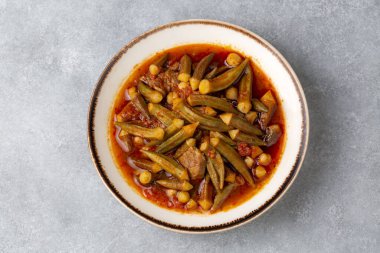 Bamya, geleneksel Türk yemekleri. (Türk mutfağı) Tabakta ev yapımı yiyecek bamyası. Organik Gıda.